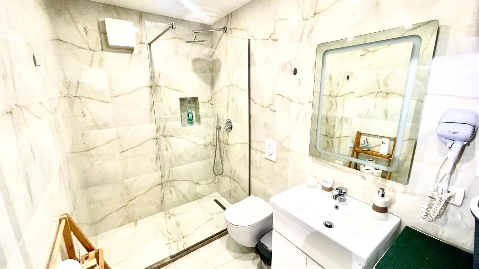 Central Studio Apartment 1, Tirana